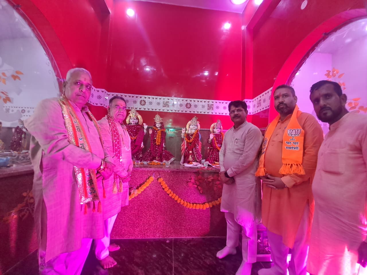 कैबिनेट मंत्री रणबीर सिंह गंगवा व विधायक विनोद भयाना ने सैनी पुरा गांव के नवनिर्मित मंदिर में मंत्रों उच्चारण के बीच की देवी- देवताओं की मूर्तियों की स्थापना*